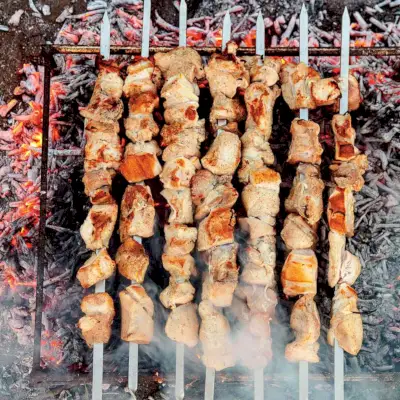 Mtsvadi (spiedini di maiale alla griglia con melograno e cipolle)