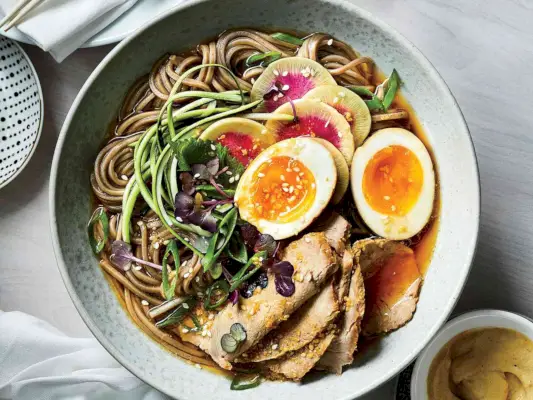 Soba Bukkake con maiale Chashu e vinaigrette al sesamo
