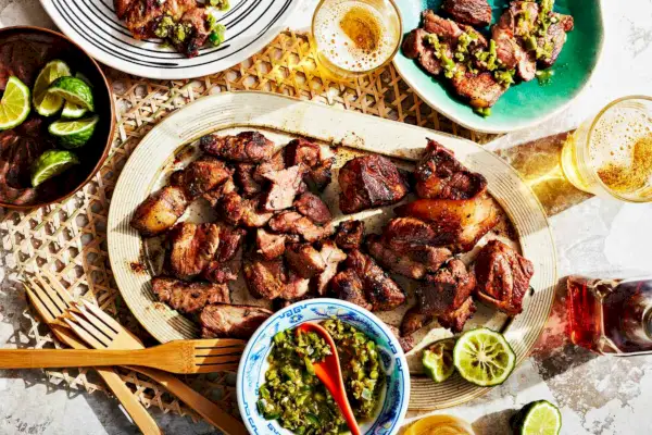 Maiale alla griglia Karo (maiale alla griglia di Sumatra settentrionale) e Andaliman Sambal