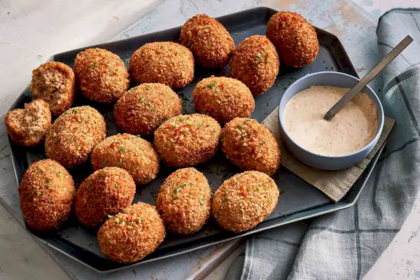 Palline di Boudin fritte con salsa creola alla senape