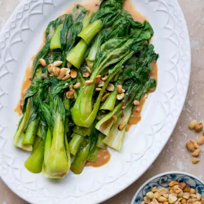 Vyprážaný Bok Choy s arašidovou omáčkou