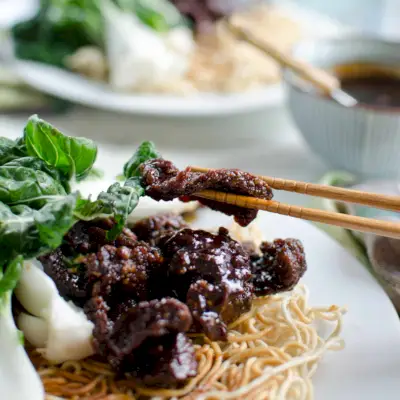 Mongolské hovädzie mäso a baby Bok Choy praženica s chrumkavými rezancami Chow Mein