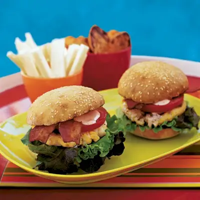 ホタテとコーンベーコンのスパイシーマヨネーズバーガー