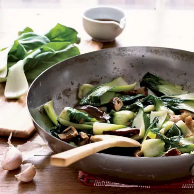 Smažený baby Bok Choy s houbami Shiitake