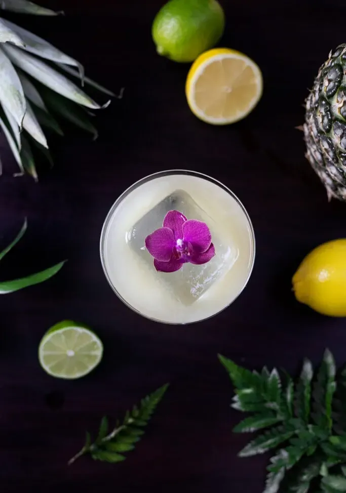 Ich liebe es, mit natürlichen Elementen wie Pflanzen und Blumen zu stylen. Die Pflanzenarten könnten die Geschichte der Jahreszeit erzählen. Frische Früchte geben uns Hinweise auf Aromen.' title=