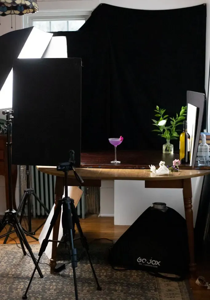 Werkzeuge verraten uns, wie das Getränk hergestellt wird. Subtile kleine Details können viel aussagen, denken Sie also nicht, dass Sie viele Requisiten verwenden müssen. Ich beginne gerne mit mehreren Requisiten und bearbeite sie dann aggressiv, bis nur noch das absolut Notwendige übrig ist.' title=