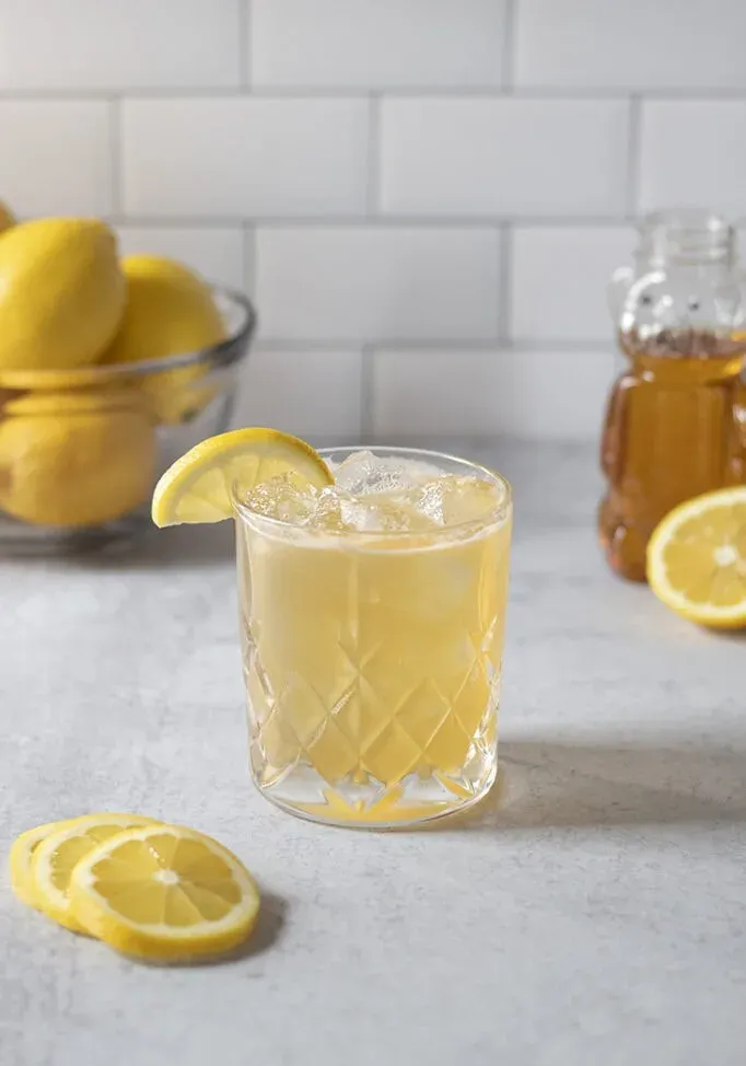 Wenn Sie Requisiten oder die Anzahl der Getränke im Rahmen auswählen, versuchen Sie es mit einer ungeraden Zahl wie 3 oder 5. Eine ungerade Anzahl an Elementen ist oft optisch ansprechender als eine gerade Zahl. Die Anordnung von Objekten in dreieckigen Formen hilft dabei, das Auge des Betrachters durch das Bild zu führen. ' title=