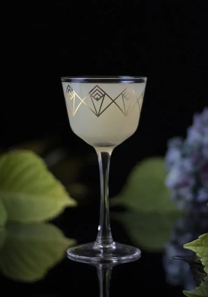 Wenn Sie Ihre Requisiten und Ihr(e) Glas(er) im Rahmen anordnen, müssen Sie einige Dinge beachten, um eine großartige Komposition zu schaffen. Achten Sie zunächst darauf, den gesamten Bereich des Rahmens zu berücksichtigen (den Vordergrund, den Hintergrund oben und unten usw.), anstatt sich zu stark auf den Bereich zu konzentrieren, in dem sich das Getränk befindet.' title=