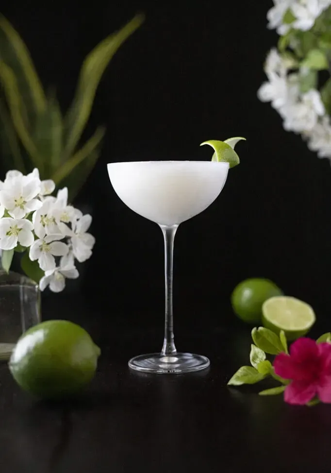 Diese Hinweise könnten einem Liebhaber klassischer Cocktails helfen, zu erkennen, dass es sich bei dem roten Cocktail auf dem Foto um einen Negroni handelt. Dies ist ein einfaches Beispiel, aber Sie können auch andere Geschichten erzählen. ' title=