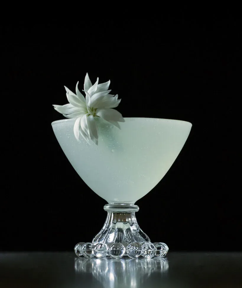 Requisiten machen deutlich, dass dieser Cocktail aus Zitronen und Honig besteht.' title=