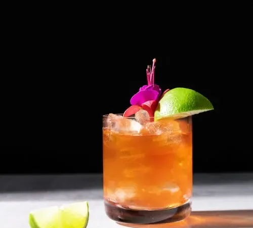 cocktail di mais e olio con spicchi di lime.' title=