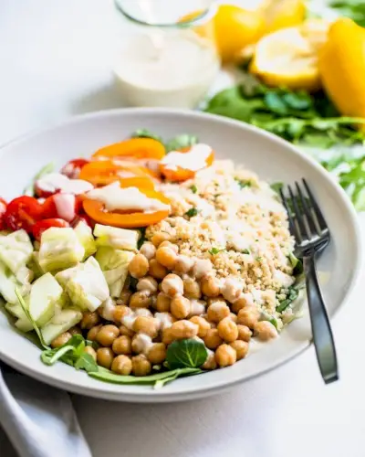 Plano de refeições dietéticas à base de vegetais: Tigelas de cuscuz de grão de bico com molho tahine