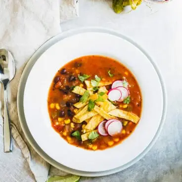 Sopa de Tortilha de Feijão Preto Chipotle | 13 melhores receitas de sopa saudáveis e fáceis | Melhores receitas de sopa | Receitas fáceis de sopa