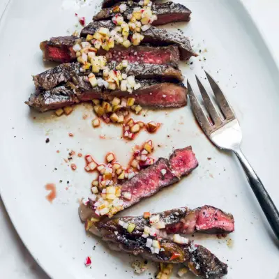 Gegrillte Rib-Eye-Steaks mit Apfel-Rettich-Vinaigrette