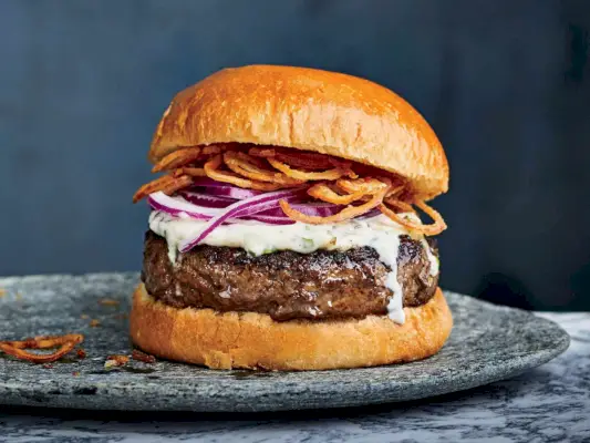 Steakburger mit Au-Poivre-Spezialsauce