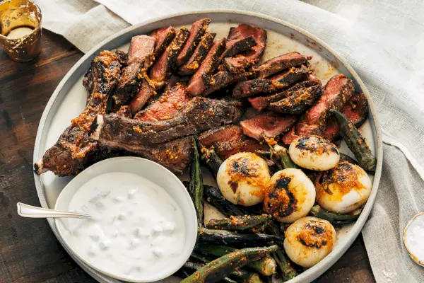 Rib Eye mit gerösteten Frühlingszwiebeln und Salsa Verde