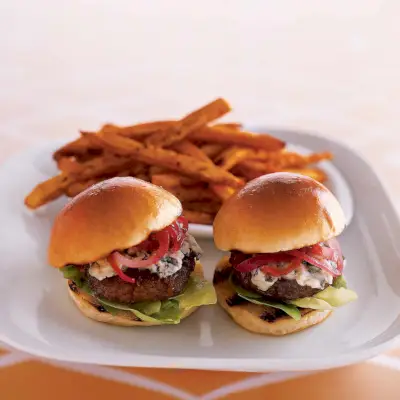 Stilton Sirloin Burgers s cibuľovým džemom, The Bar at the Peninsula Chicago