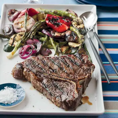 Grilovaný steak z porterhouse s letnou zeleninou