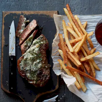 Stripujte Steakové hranolky s maslom Béarnaise