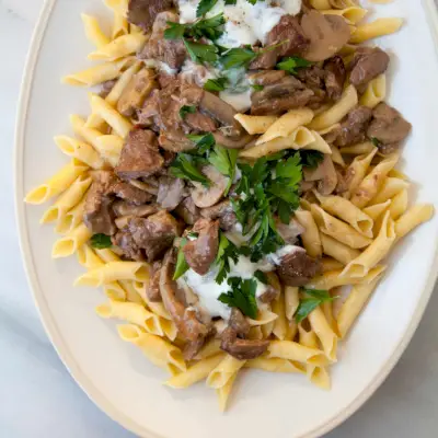 Pomalý hrniec Hovädzie Stroganoff s cestovinami Garganelli