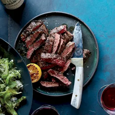 Fraldinha Grelhada com Shishitos e Limão Carbonizado