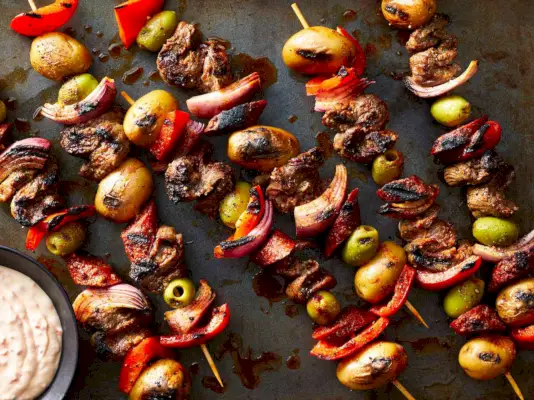 Espetadas de Bife, Batata e Chouriço com Maionese de Pimenta Vermelha
