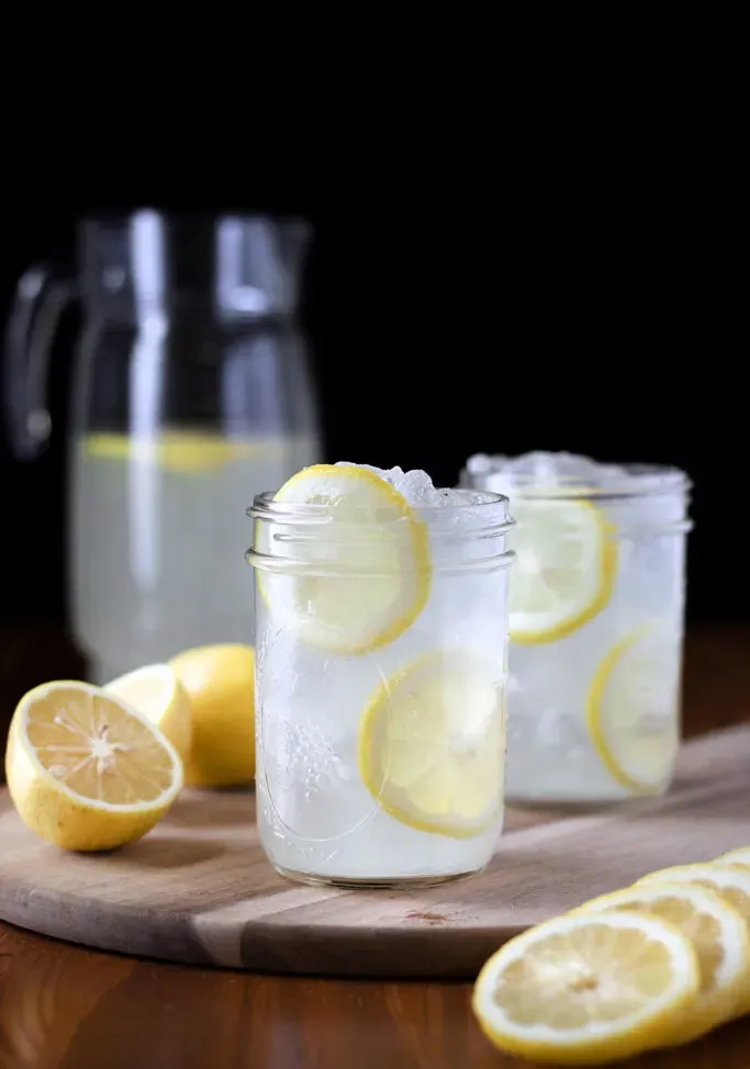 레모네이드 메이슨 병 두 개' title=