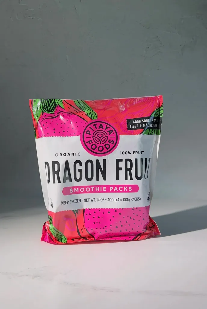 Rosa-weiße Plastikverpackung mit gefrorenen Drachenfruchtpackungen von Pitaya Foods.' loading='lazy' title=