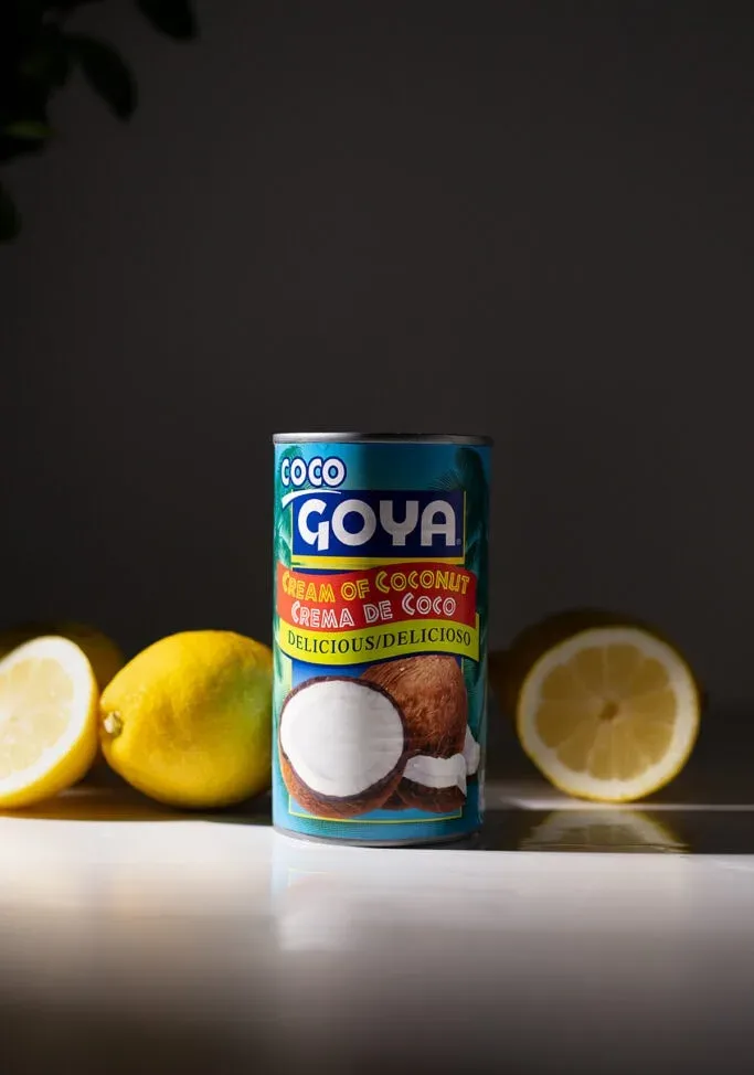 uma lata de creme de coco Goya ao lado de limões.' title=