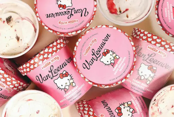 Sanrio® i Van Leeuwen świętują Narodowy Dzień Lodów, oferując limitowany czasowo lody Hello Kitty z okazji 50. rocznicy powstania lodów. Smak Van Leeuwen x Hello Kitty łączy lody z białej czekolady z dodatkiem słodkiego dżemu z czerwonych malin (nawiązanie do słynnej czerwonej kokardki Hello Kitty) i kawałkami truflowych ciasteczek.