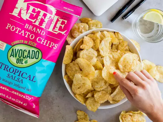 Bouilloire frites coupées en plis salsa d'avocat
