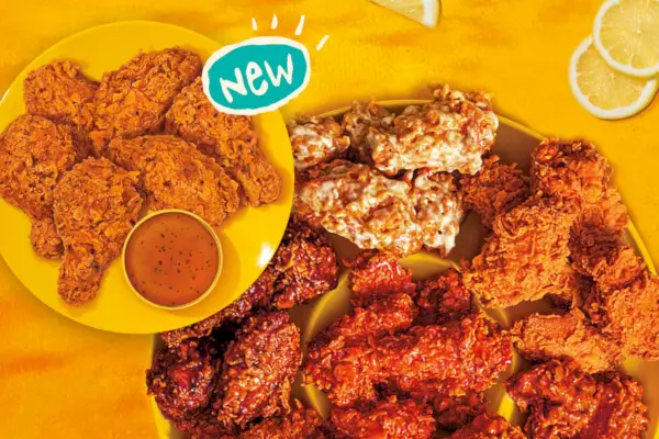Un plato y una fuente de alitas de pollo Popeyes.