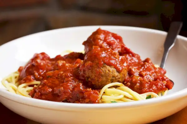 Espaguetis, salsa de carne tradicional y albóndigas en Olive Garden