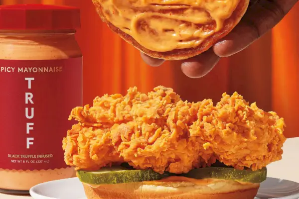Pikantna kanapka z kurczakiem TRUFF Popeyes