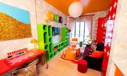 Skittles Littles Living: Apartamento Skittles Rainbow-fies Mini NYC para um fã morar sem aluguel por um ano. A sala do apartamento.
