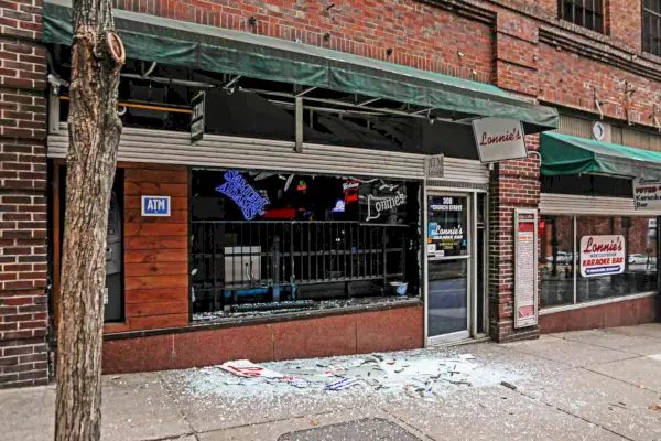 Nach einer Explosion am 25. Dezember 2020 in Nashville, Tennessee, werden Fenster eines Geschäfts in der Church St gesprengt.