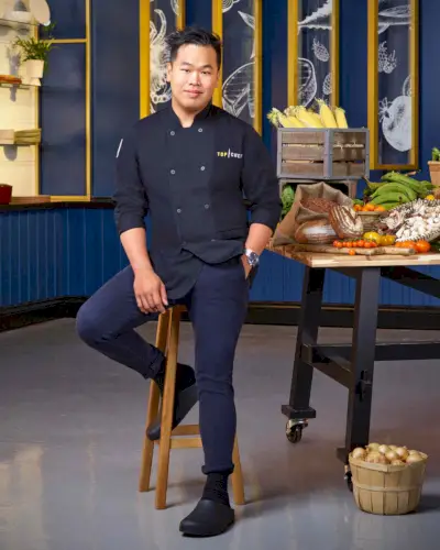 셰프 Gabriel Rodriguez와 Tom Goetter가 요리를 마무리합니다.