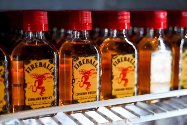 Miniaturní lahvičky Fireball Whisky