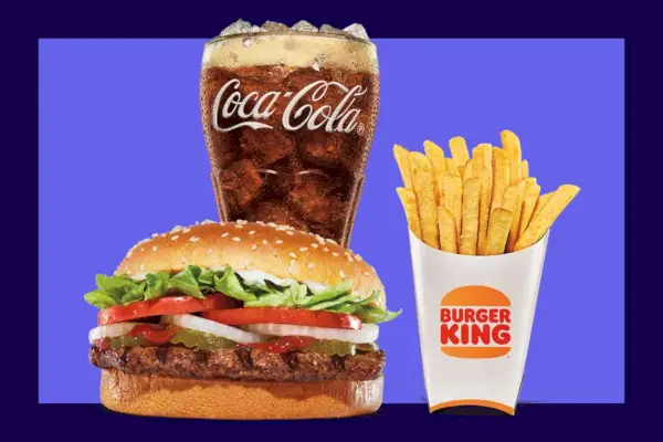 Uma refeição do Burger King em um fundo azul.