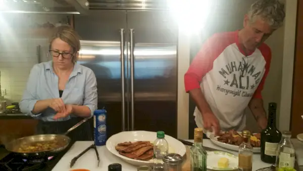 Laurie Woolever a Anthony Bourdain