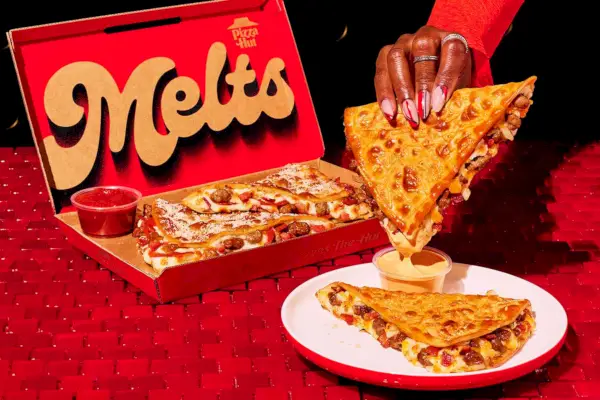 Pizza Hut steigt mit seinem Cheeseburger-Schmelz in das Burger-Geschäft ein.