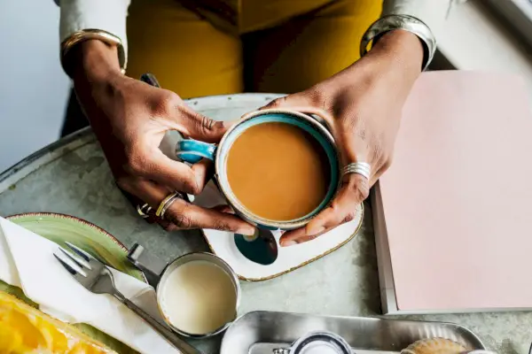 Eine Person, die Kaffee trinkt.