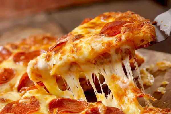 Tranche de pizza au pepperoni et au fromage