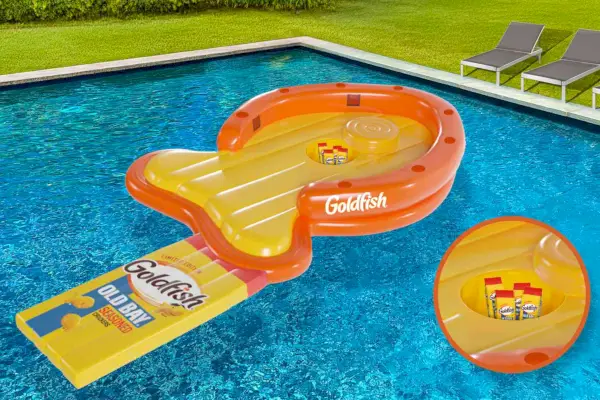 Il galleggiante da piscina Goldfish Old Bay Seasoned Crackers.