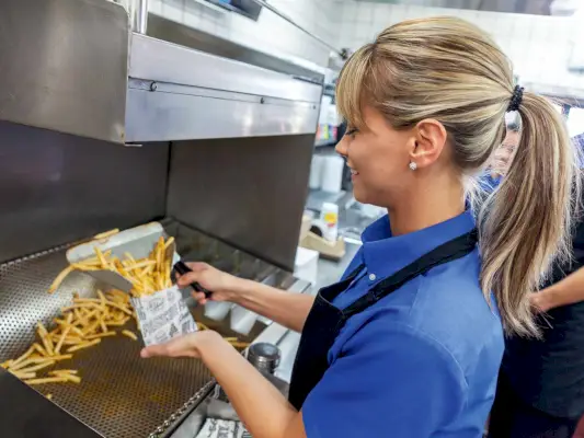 copains soudain employé de service manipulant des frites