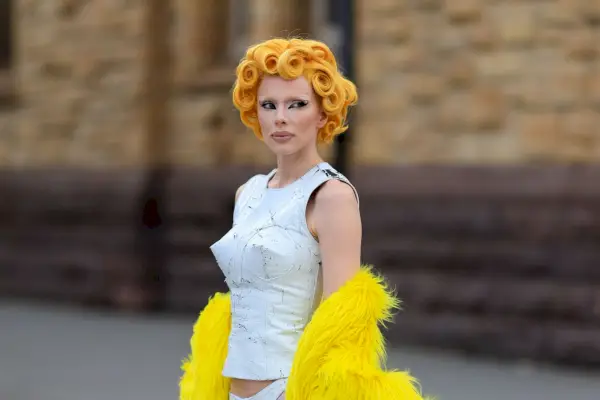 Julia Fox se semipermanentní barvou na vlasy Velveeta Gold.
