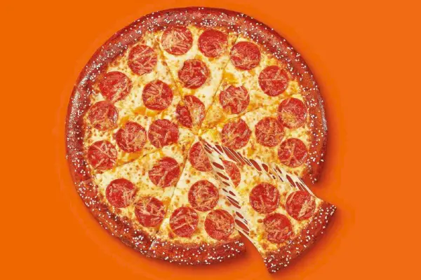 Little Caesars Pizza mit Brezelkruste