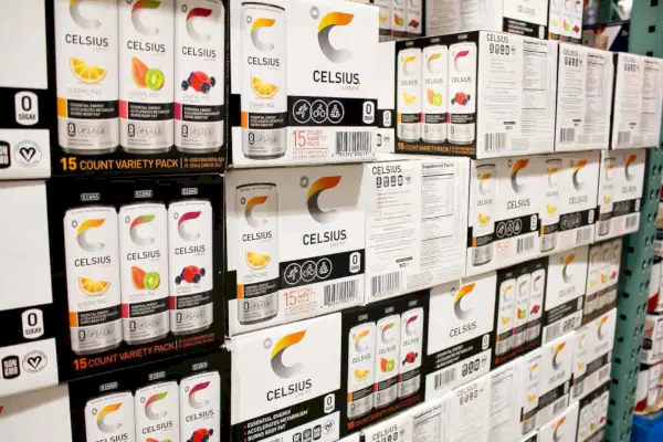 Plusieurs caisses de boisson énergisante Celsius