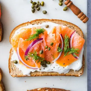 Pane tostato al salmone