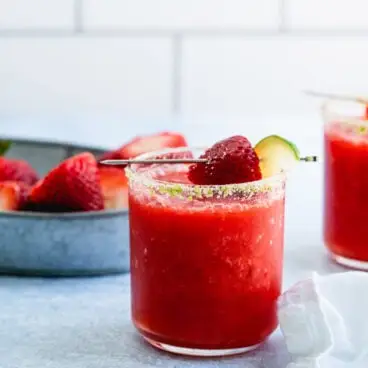Coquetéis de morango: margarita de morango em copo de coquetel.